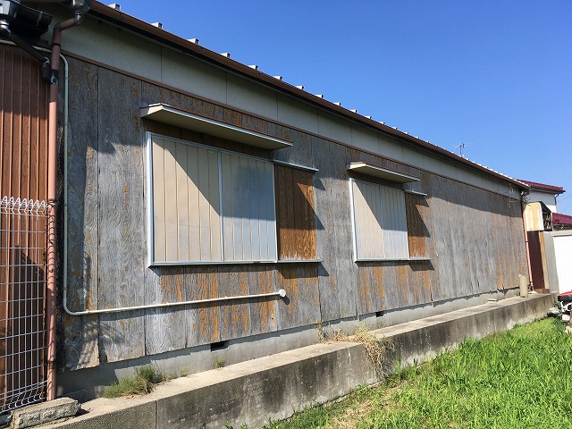 ボロボロに劣化した外壁の家